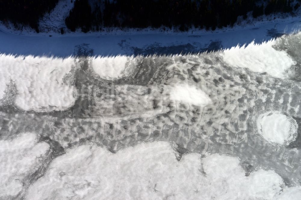 Luftbild Schleusegrund - Winterlich mit Schnee bedeckte Landschaft an der Talsperre am Schleusegrund im Bundesland Thüringen