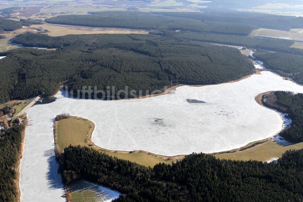 Ilmenau aus der Vogelperspektive: Winterlich mit Schnee bedeckte Landschaft an der Talsperre - Stausee Heyda bei in Ilmenau im Bundesland Thüringen