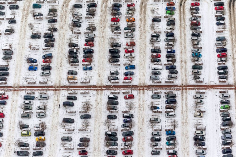 Luftaufnahme Hamm - Winterlich mit Schnee bedeckte Reihen abgestellter Autos auf dem Parkplatz vor dem OLG Hamm im Bundesland Nordrhein-Westfalen