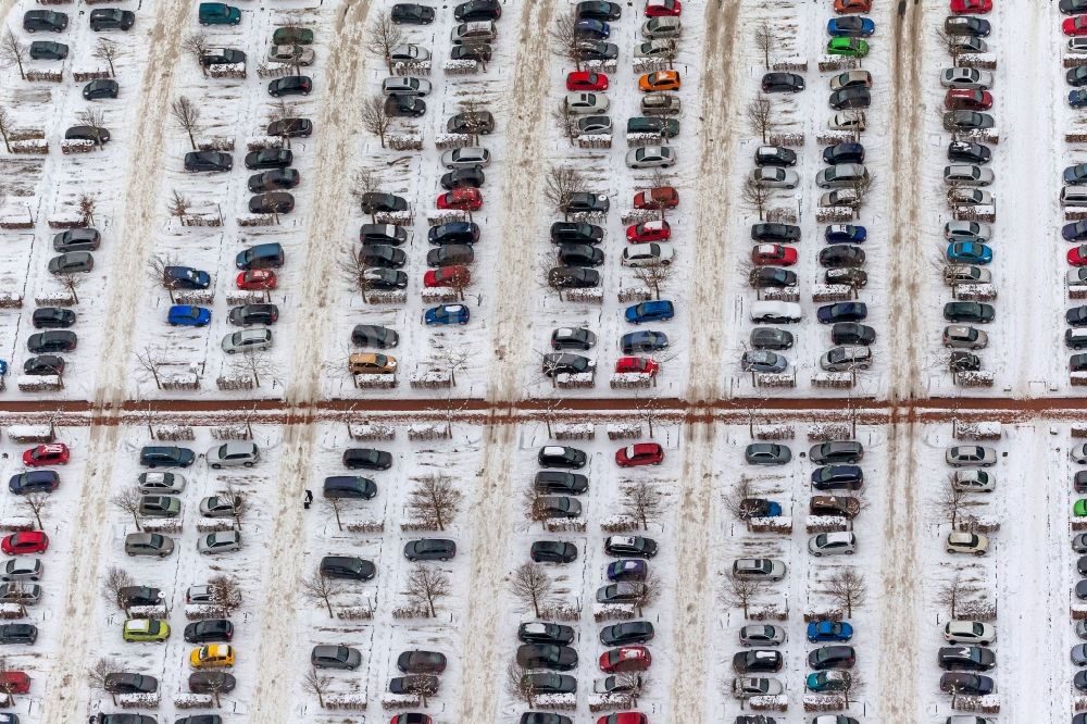 Hamm von oben - Winterlich mit Schnee bedeckte Reihen abgestellter Autos auf dem Parkplatz vor dem OLG Hamm im Bundesland Nordrhein-Westfalen