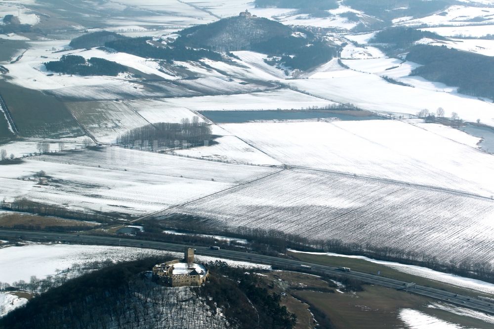 Luftbild Wandersleben - Winterlich mit Schnee bedeckte Ruine der Burg Gleichen bei Wandersleben im Bundesland Thüringen