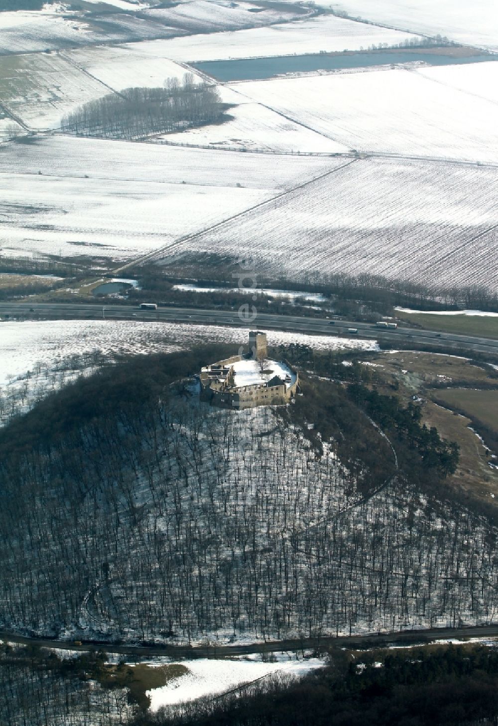 Luftaufnahme Wandersleben - Winterlich mit Schnee bedeckte Ruine der Burg Gleichen bei Wandersleben im Bundesland Thüringen