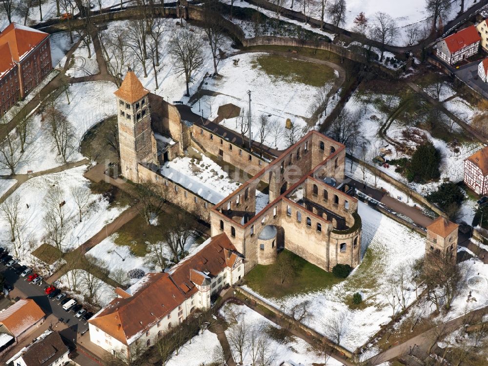 Luftaufnahme Bad Hersfeld - Winterlich mit Schnee bedeckte Stiftsruine in Bad Hersfeld im Bundesland Hessen