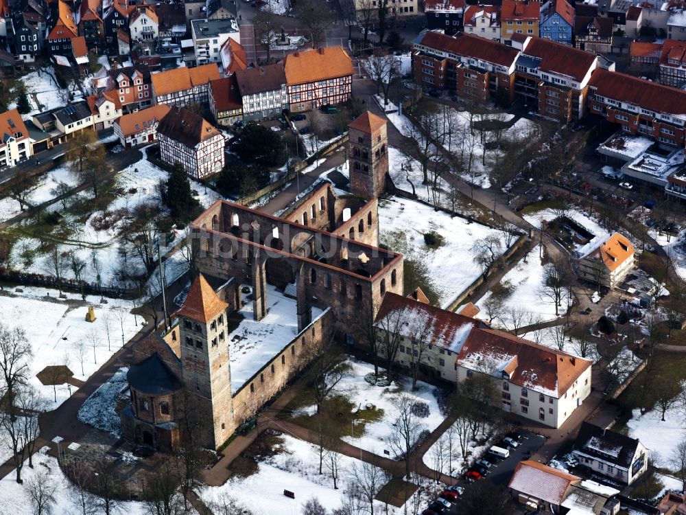 Luftaufnahme Bad Hersfeld - Winterlich mit Schnee bedeckte Stiftsruine in Bad Hersfeld im Bundesland Hessen