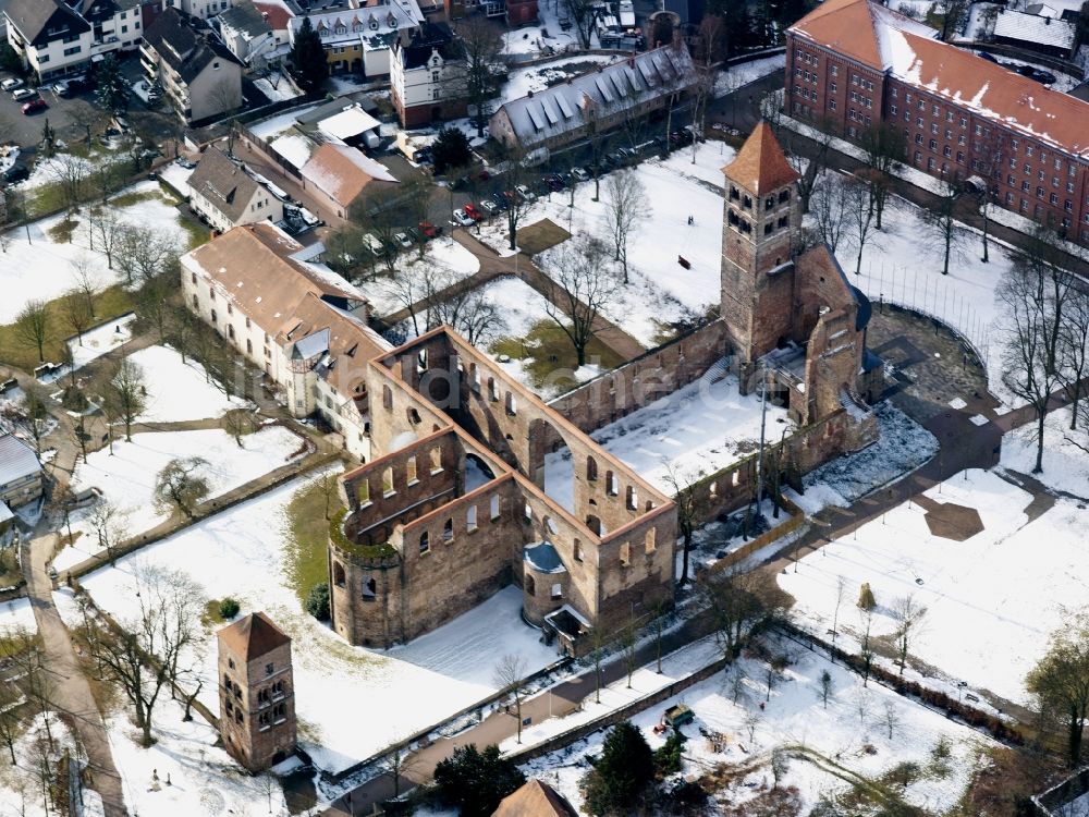 Bad Hersfeld von oben - Winterlich mit Schnee bedeckte Stiftsruine in Bad Hersfeld im Bundesland Hessen