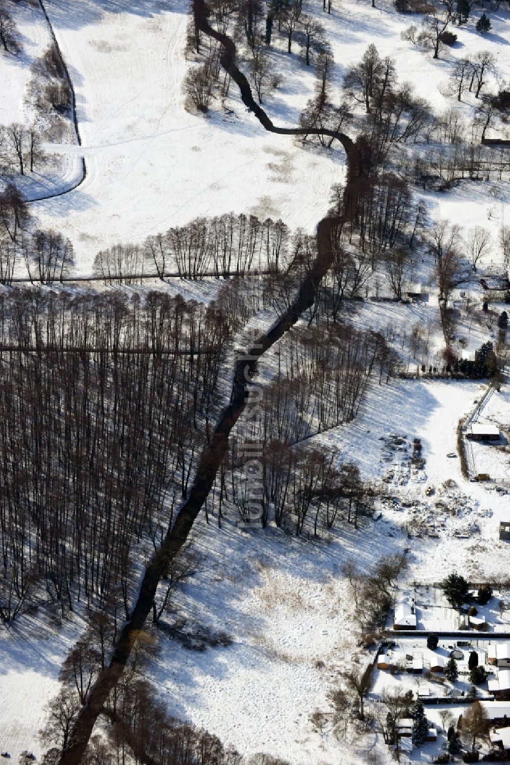 Luftaufnahme Dahlwitz - Hoppegarten - Winterlich mit Schnee bedeckte Winterlandschaft am Neuenhagener Mühlenfließ in Dahlwitz - Hoppegarten im Bundesland Brandenburg