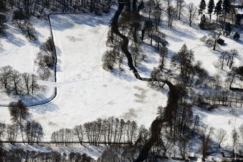 Dahlwitz - Hoppegarten von oben - Winterlich mit Schnee bedeckte Winterlandschaft am Neuenhagener Mühlenfließ in Dahlwitz - Hoppegarten im Bundesland Brandenburg