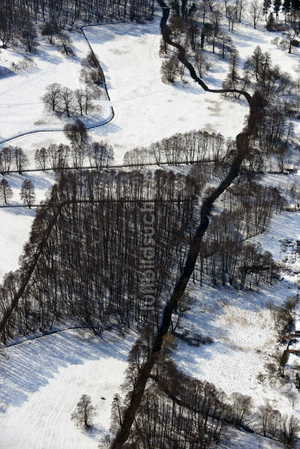 Dahlwitz - Hoppegarten aus der Vogelperspektive: Winterlich mit Schnee bedeckte Winterlandschaft am Neuenhagener Mühlenfließ in Dahlwitz - Hoppegarten im Bundesland Brandenburg