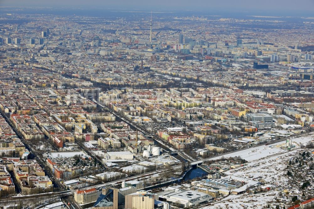 Berlin von oben - Winterlich mit Schnee bedeckten Wohngebiete an der Sonnenallee im Stadtteil Berlin Neukölln