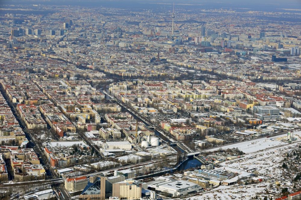 Berlin aus der Vogelperspektive: Winterlich mit Schnee bedeckten Wohngebiete an der Sonnenallee im Stadtteil Berlin Neukölln