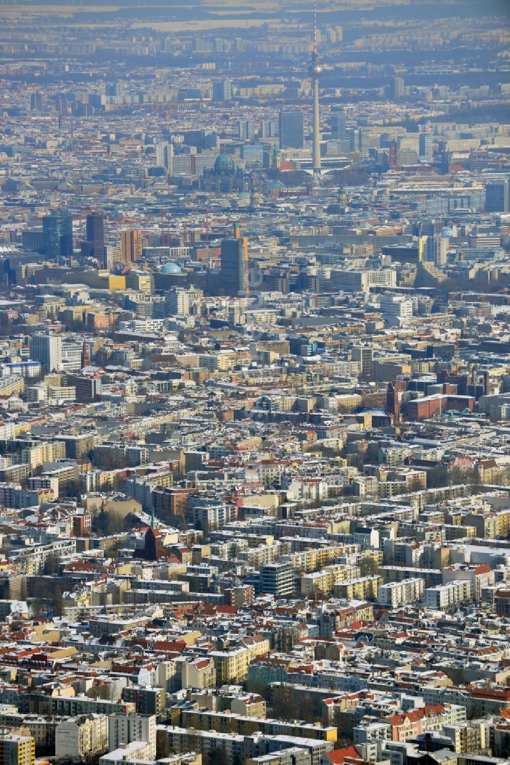 Luftaufnahme Berlin - Winterlich mit Schnee bedeckten Wohngebiete im Stadtteil Berlin Charlottenburg - Wilmersdorf