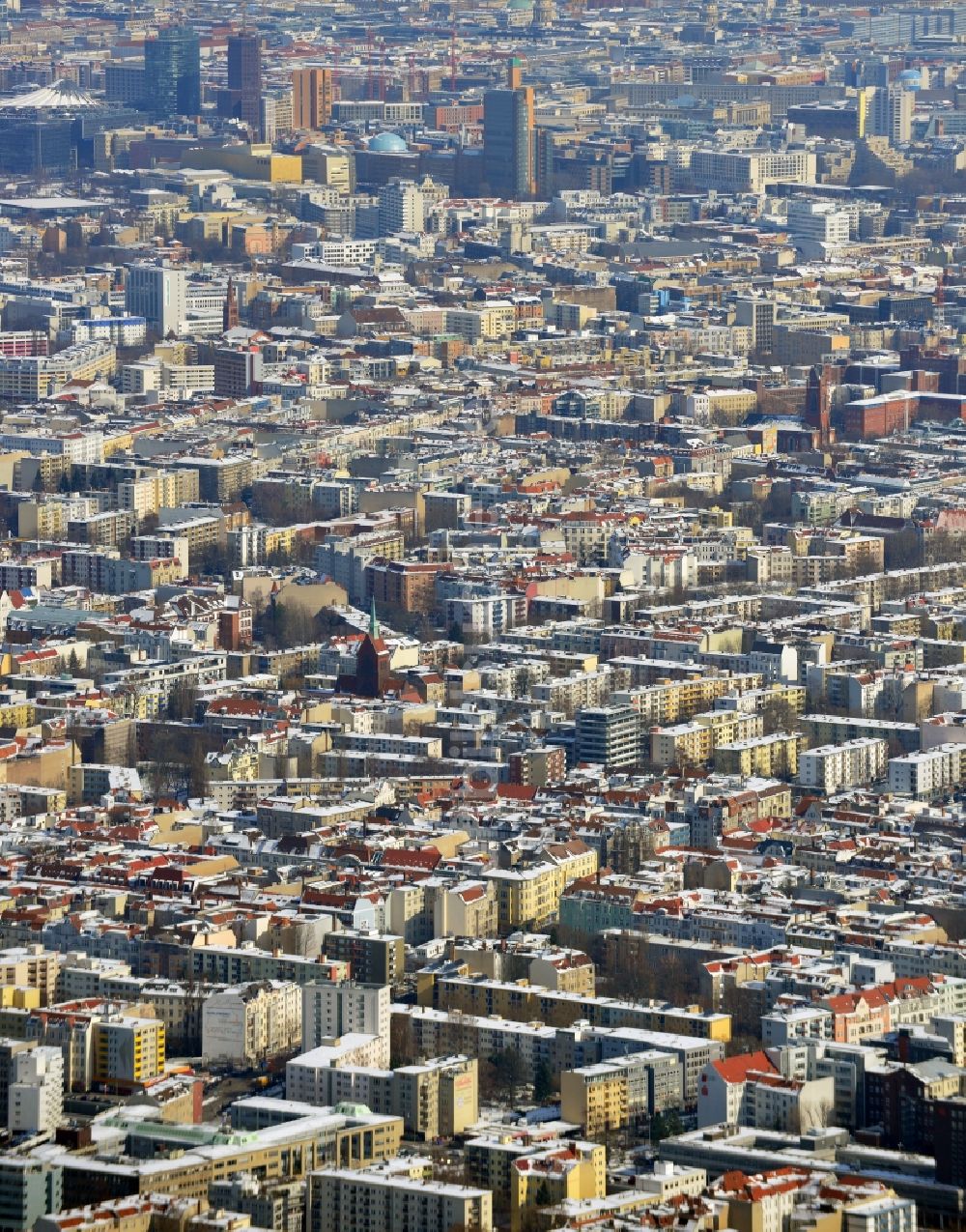 Berlin von oben - Winterlich mit Schnee bedeckten Wohngebiete im Stadtteil Berlin Charlottenburg - Wilmersdorf