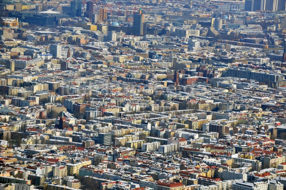 Luftbild Berlin - Winterlich mit Schnee bedeckten Wohngebiete im Stadtteil Berlin Charlottenburg - Wilmersdorf