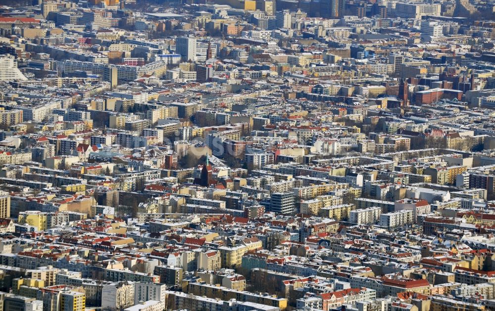 Luftaufnahme Berlin - Winterlich mit Schnee bedeckten Wohngebiete im Stadtteil Berlin Charlottenburg - Wilmersdorf