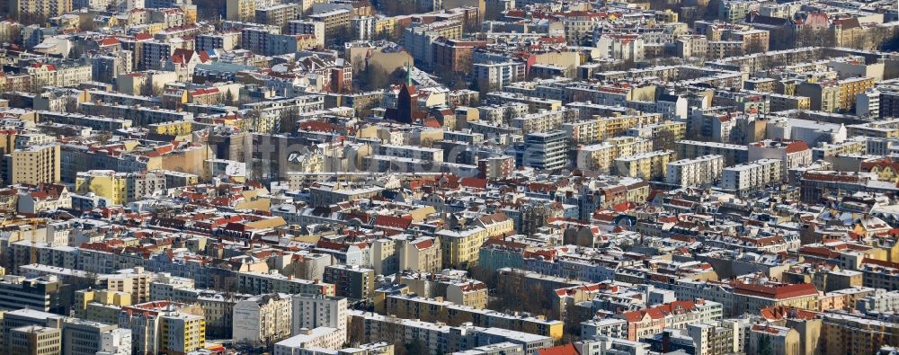 Berlin von oben - Winterlich mit Schnee bedeckten Wohngebiete im Stadtteil Berlin Charlottenburg - Wilmersdorf