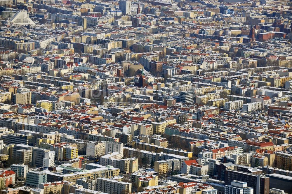 Berlin aus der Vogelperspektive: Winterlich mit Schnee bedeckten Wohngebiete im Stadtteil Berlin Charlottenburg - Wilmersdorf