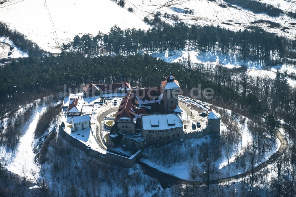 Holzhausen von oben - Winterlich mit Schnee bedeckter Berg der Wachsenburg bei Holzhausen im Bundesland Thüringen