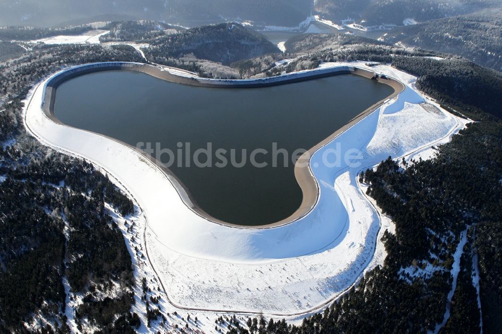 Luftbild Goldisthal - Winterlich mit Schnee bedeckter Damm des Stausees am Pumpspeicherwerk in Goldisthal im Bundesland Thüringen