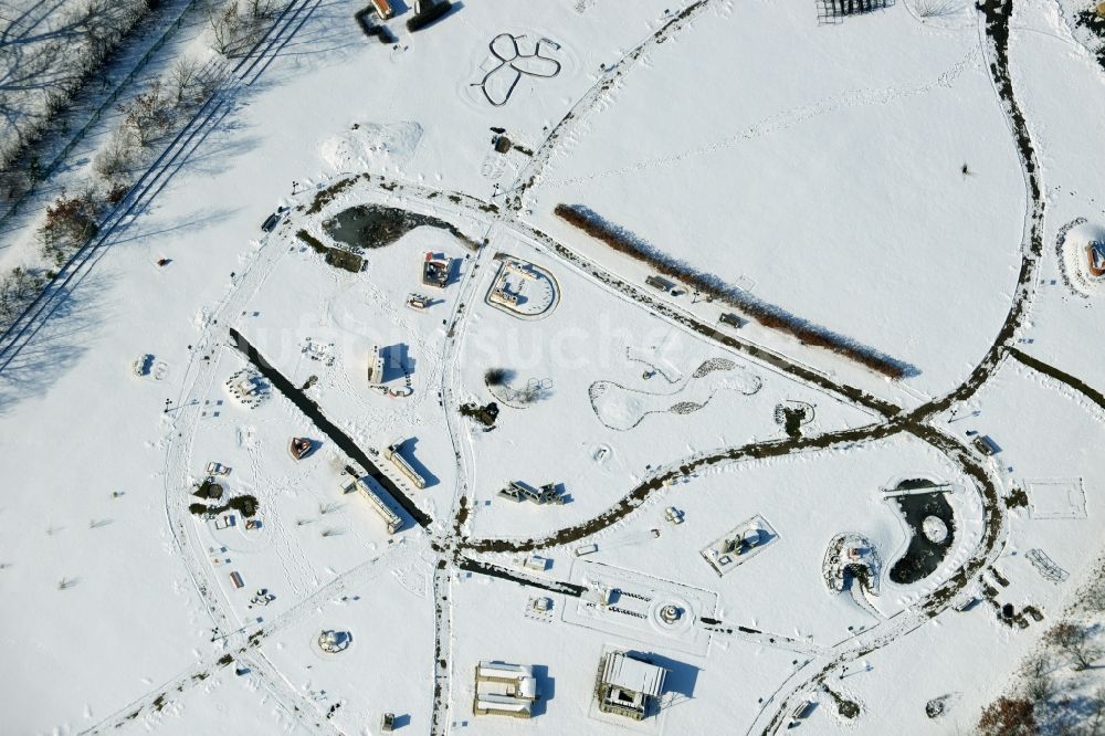 Luftbild Berlin - Winterlich mit Schnee bedeckter Modellpark Berlin-Brandenburg mit Berliner Sehenswürdigkeiten im Wuhlepark von Berlin