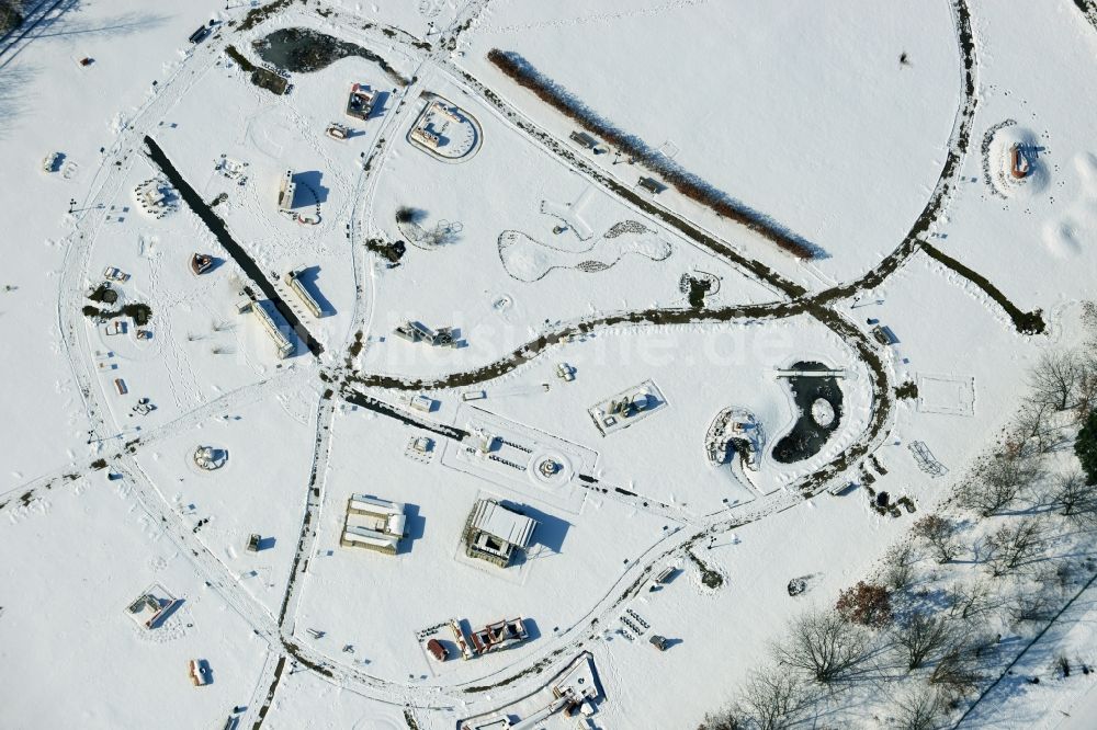 Luftaufnahme Berlin - Winterlich mit Schnee bedeckter Modellpark Berlin-Brandenburg mit Berliner Sehenswürdigkeiten im Wuhlepark von Berlin