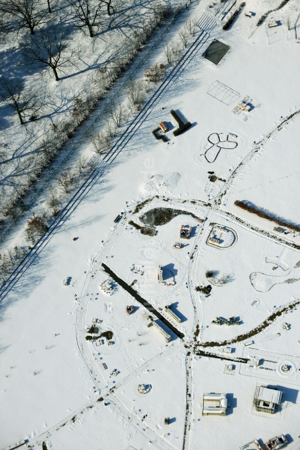 Berlin von oben - Winterlich mit Schnee bedeckter Modellpark Berlin-Brandenburg mit Berliner Sehenswürdigkeiten im Wuhlepark von Berlin