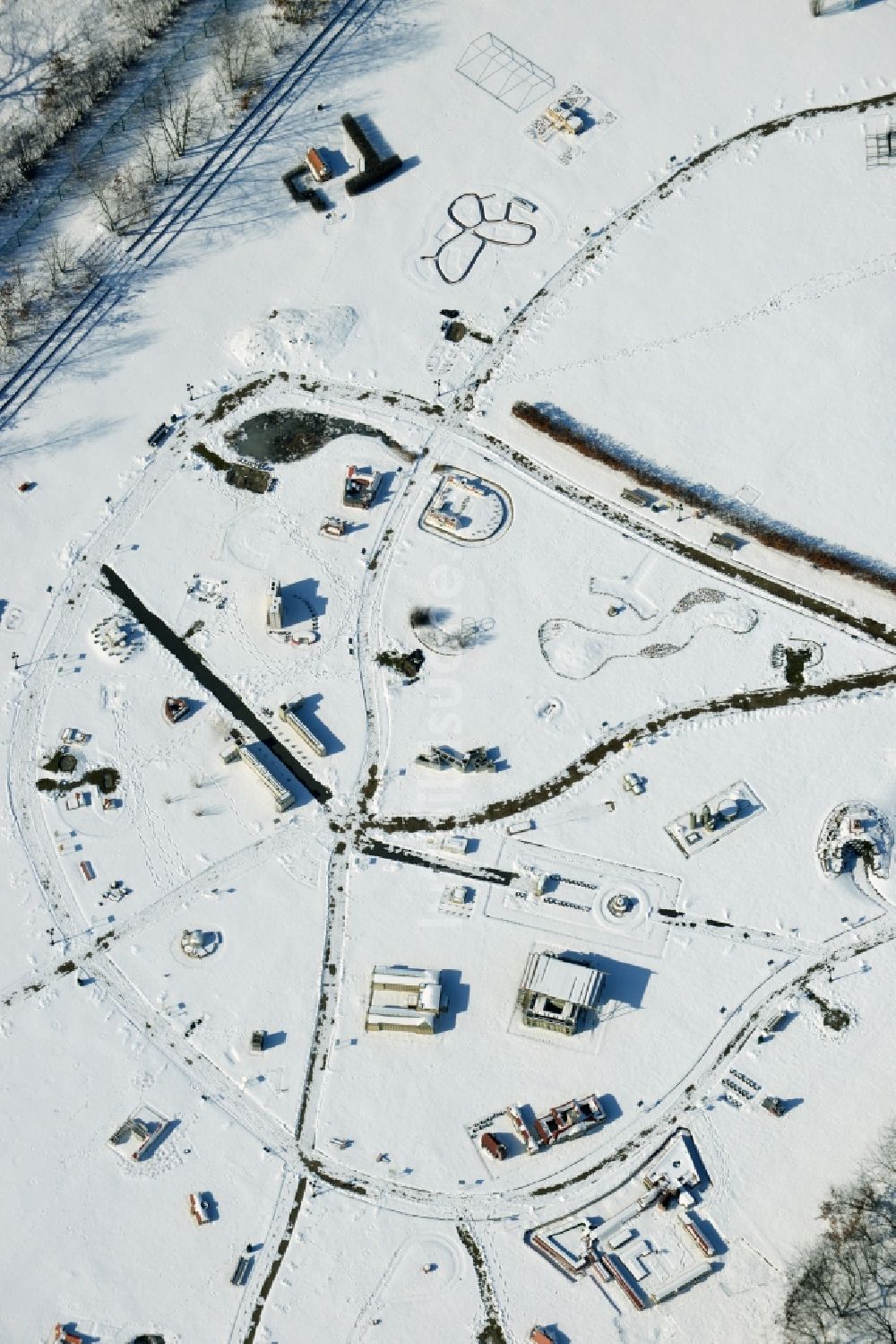 Berlin aus der Vogelperspektive: Winterlich mit Schnee bedeckter Modellpark Berlin-Brandenburg mit Berliner Sehenswürdigkeiten im Wuhlepark von Berlin