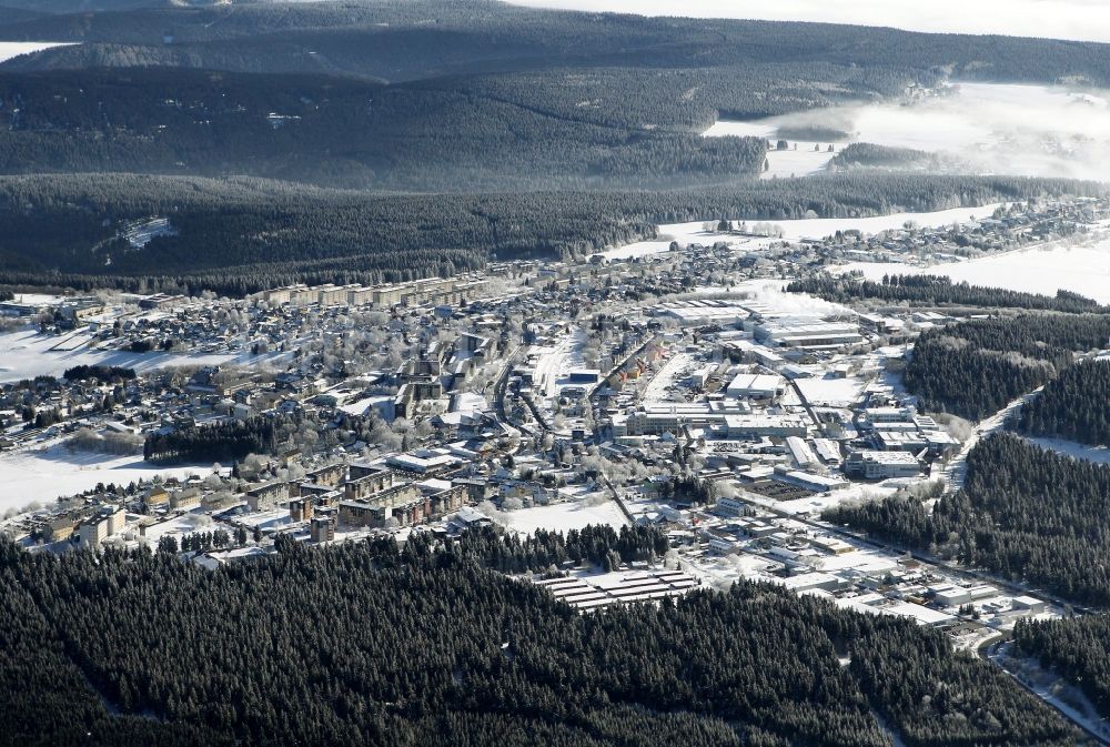 Luftaufnahme Neuhaus am Rennweg - Winterlich mit Schnee bedeckter Ortskern in Neuhaus am Rennweg im Bundesland Thüringen