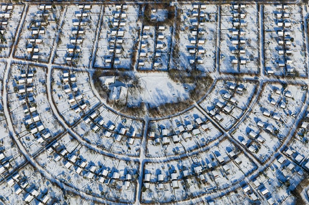 Luftbild München - Winterlich mit Schnee bedeckter Rundbogen einer Kleingarten-Siedlung in München im Bundesland Bayern