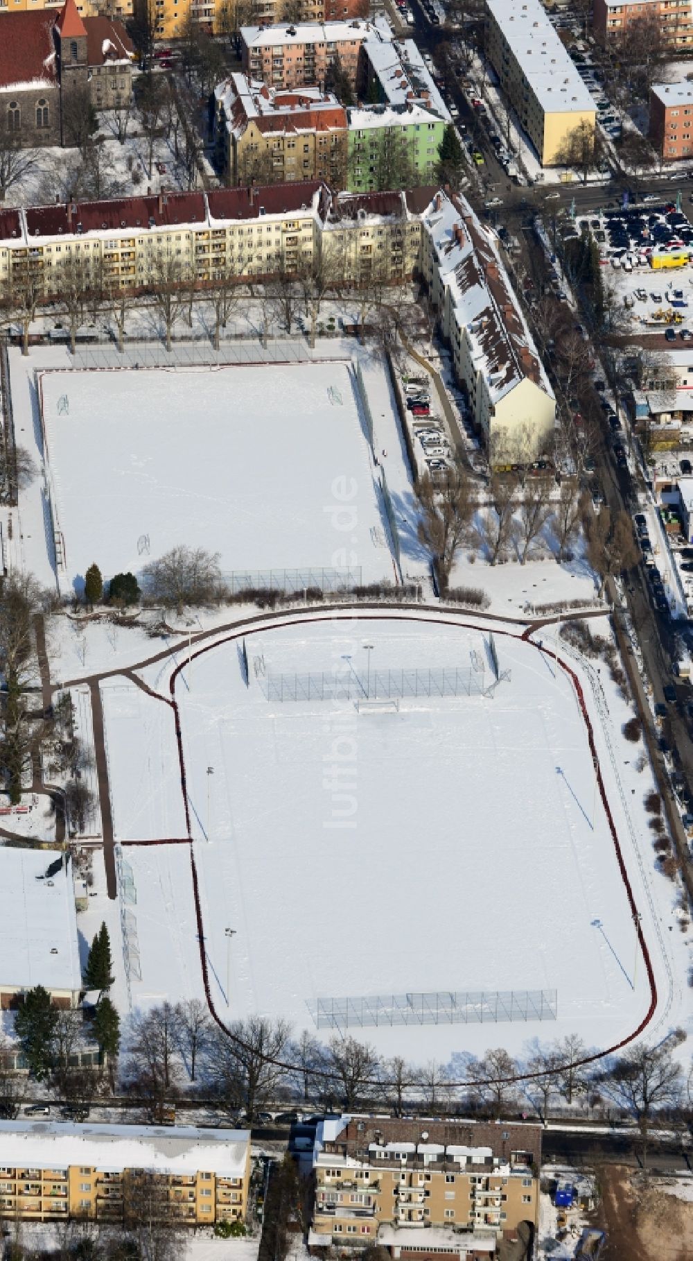 Berlin Steglitz von oben - Winterlich mit Schnee bedeckter Sportplatz / Sportanlage Südenstraße - Bergstraße in Berlin - Steglitz