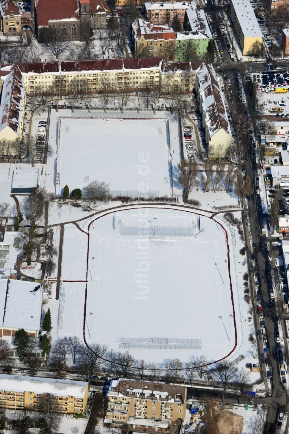 Berlin Steglitz aus der Vogelperspektive: Winterlich mit Schnee bedeckter Sportplatz / Sportanlage Südenstraße - Bergstraße in Berlin - Steglitz