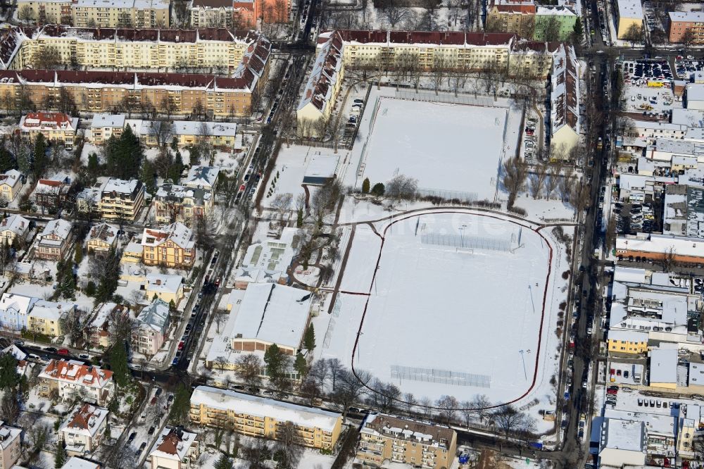 Luftbild Berlin Steglitz - Winterlich mit Schnee bedeckter Sportplatz / Sportanlage Südenstraße - Bergstraße in Berlin - Steglitz