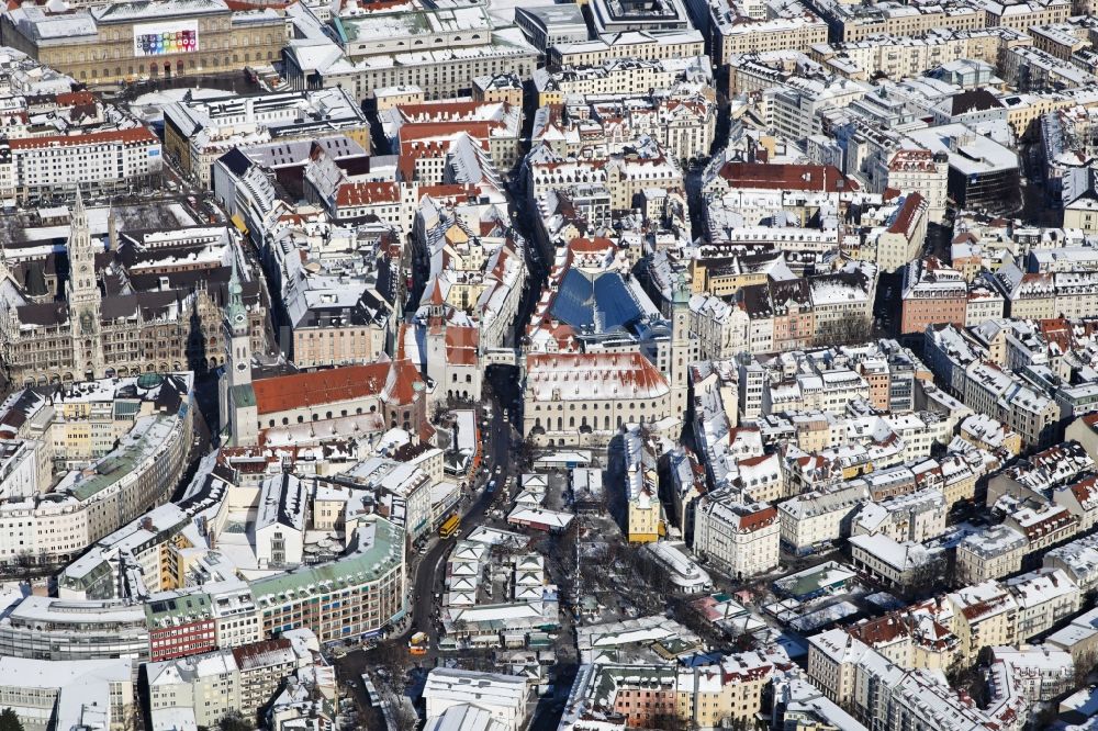 München von oben - Winterlich mit Schnee bedeckter Viktualienmarkt in der Altstadt in München im Bundesland Bayern