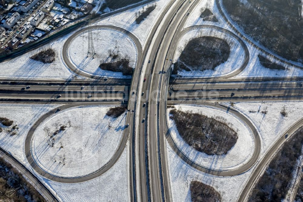 Luftaufnahme Velbert - Winterlich mit Schnee bedecktes Autobahnkreuz Essen-Nord der Bundesautobahn BAB B224 und A42 in Velbert im Bundesland Nordrhein-Westfalen