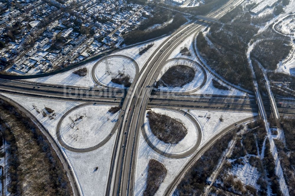 Velbert von oben - Winterlich mit Schnee bedecktes Autobahnkreuz Essen-Nord der Bundesautobahn BAB B224 und A42 in Velbert im Bundesland Nordrhein-Westfalen