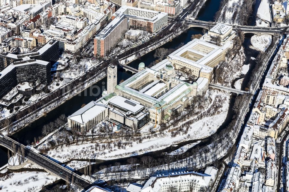 Luftaufnahme München - Winterlich mit Schnee bedecktes Deutsches Museum auf der Museumsinsel in München im Bundesland Bayern