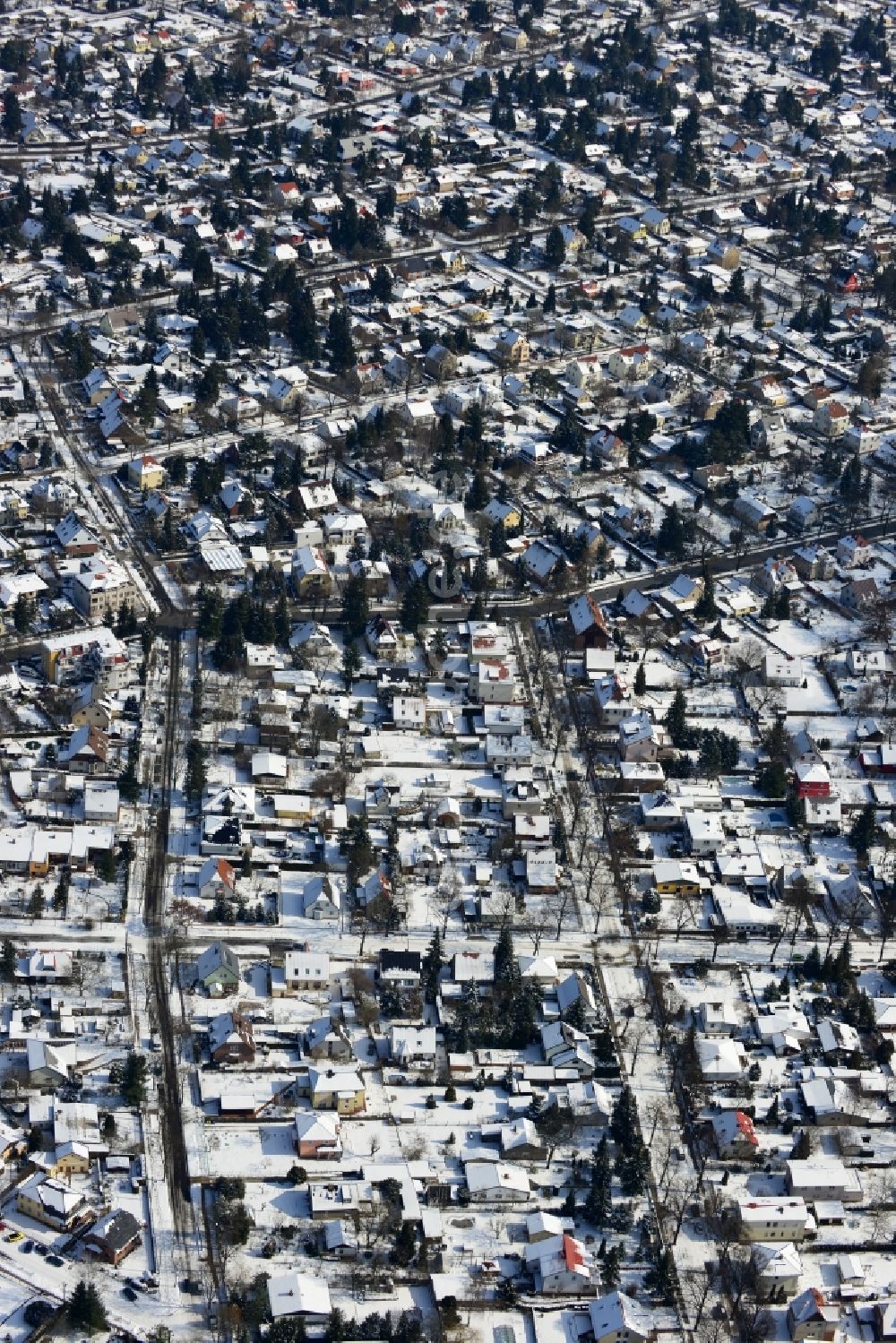 Berlin Kaulsdorf von oben - Winterlich mit Schnee bedecktes Einfamilienhaus - Siedlung an der Kaulsdorfer Straße in Berlin - Kaulsdorf