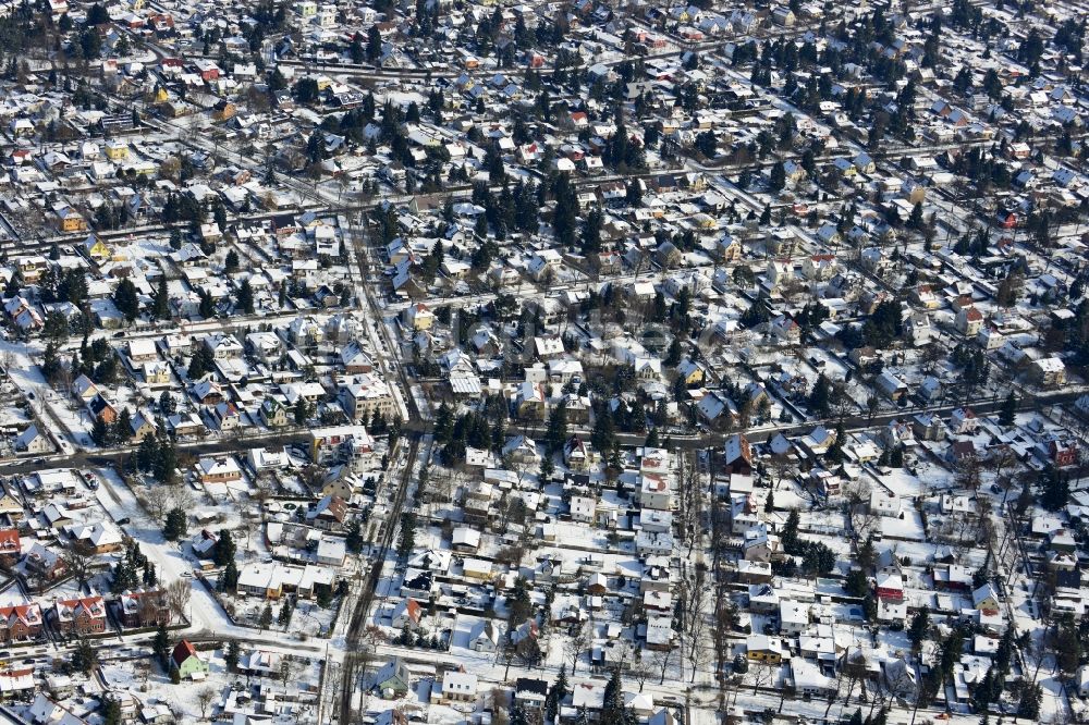 Berlin Kaulsdorf aus der Vogelperspektive: Winterlich mit Schnee bedecktes Einfamilienhaus - Siedlung an der Kaulsdorfer Straße in Berlin - Kaulsdorf