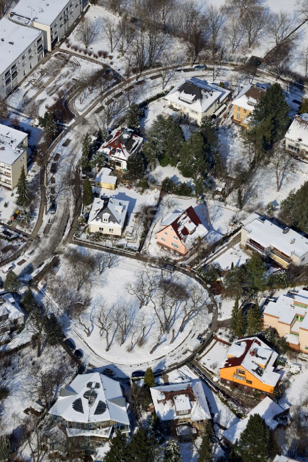 Luftbild Berlin Steglitz - Winterlich mit Schnee bedecktes Einfamilienhaus- Wohngebiet am Oehlerplatz / Oehlerring in Berlin Steglitz