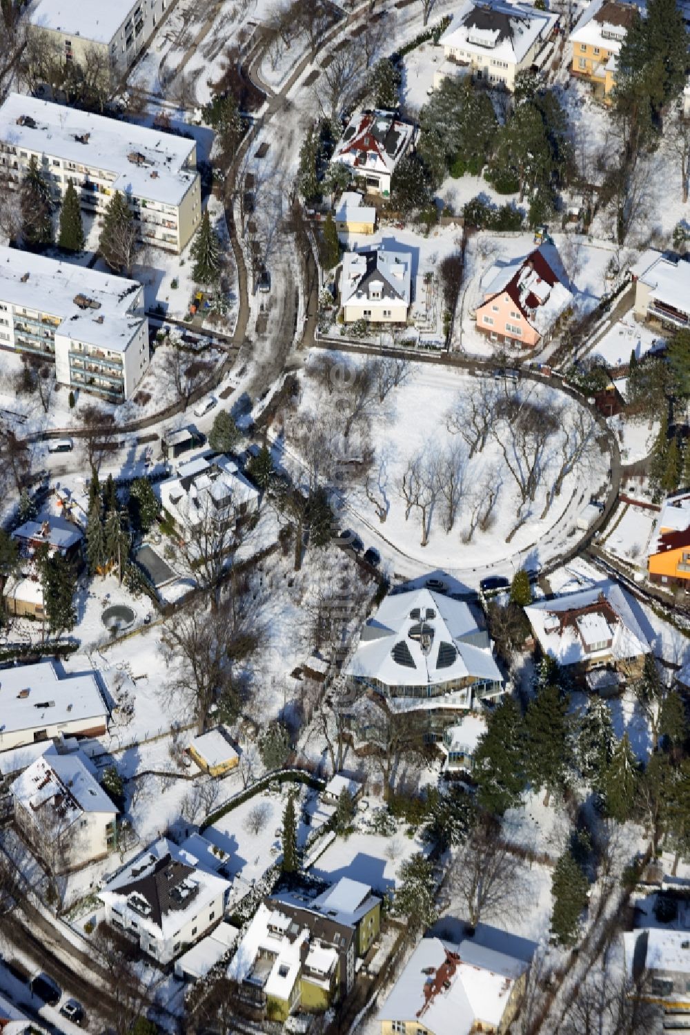 Luftaufnahme Berlin Steglitz - Winterlich mit Schnee bedecktes Einfamilienhaus- Wohngebiet am Oehlerplatz / Oehlerring in Berlin Steglitz