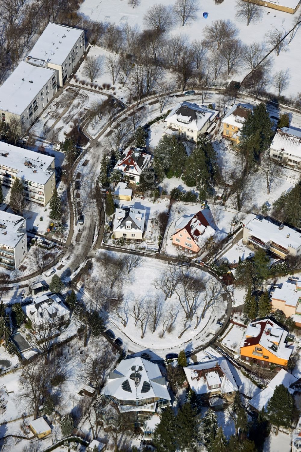 Berlin Steglitz von oben - Winterlich mit Schnee bedecktes Einfamilienhaus- Wohngebiet am Oehlerplatz / Oehlerring in Berlin Steglitz