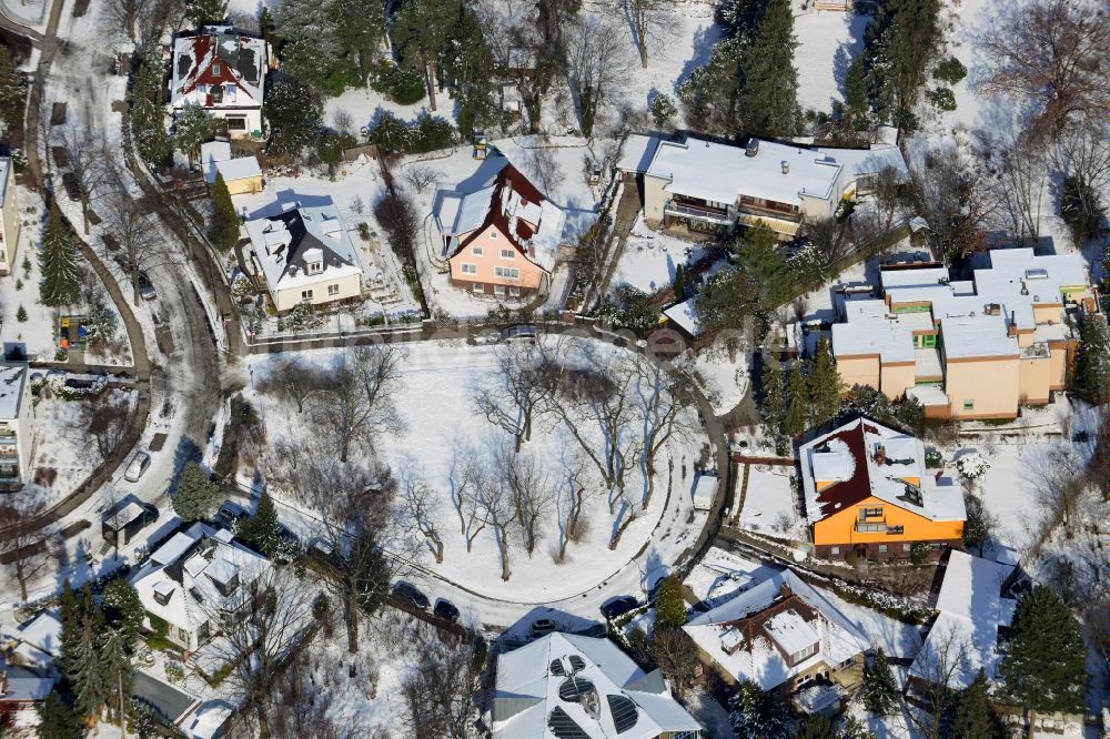 Berlin Steglitz aus der Vogelperspektive: Winterlich mit Schnee bedecktes Einfamilienhaus- Wohngebiet am Oehlerplatz / Oehlerring in Berlin Steglitz