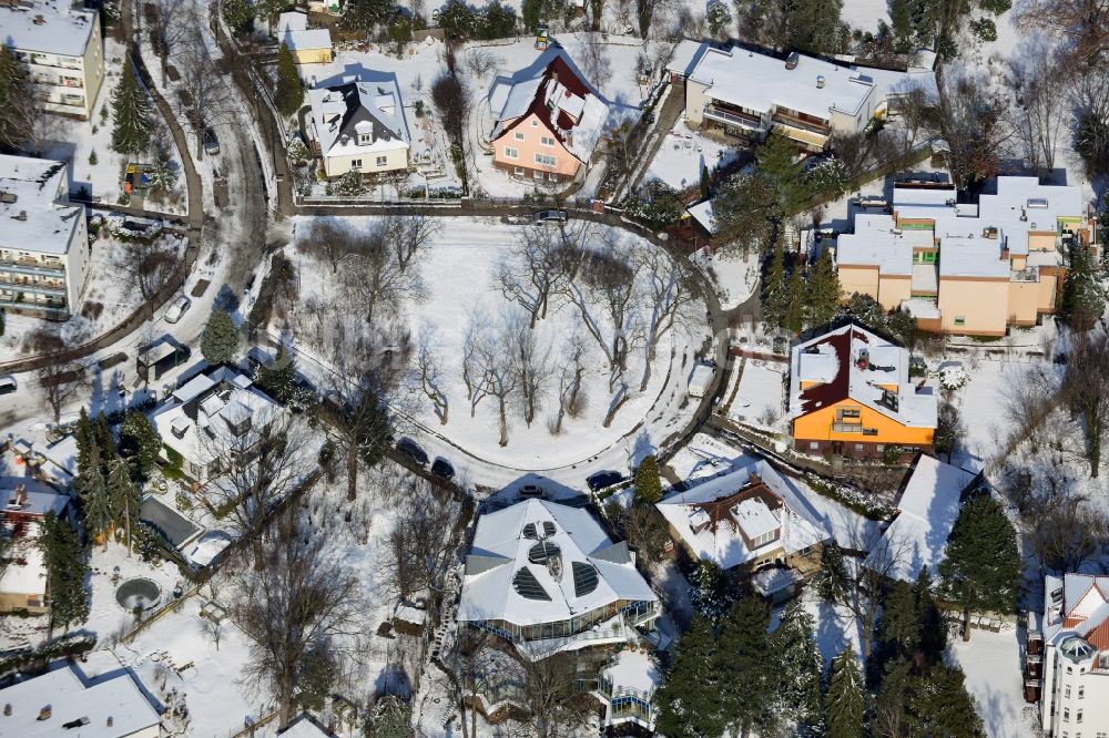 Luftbild Berlin Steglitz - Winterlich mit Schnee bedecktes Einfamilienhaus- Wohngebiet am Oehlerplatz / Oehlerring in Berlin Steglitz