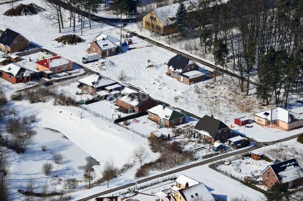 Luftbild Werneuchen - Winterlich mit Schnee bedecktes Einfamilienhaus - Wohngebiet am Rosenring / Klawitterstraße in Werneuchen im Bundesland Brandenburg