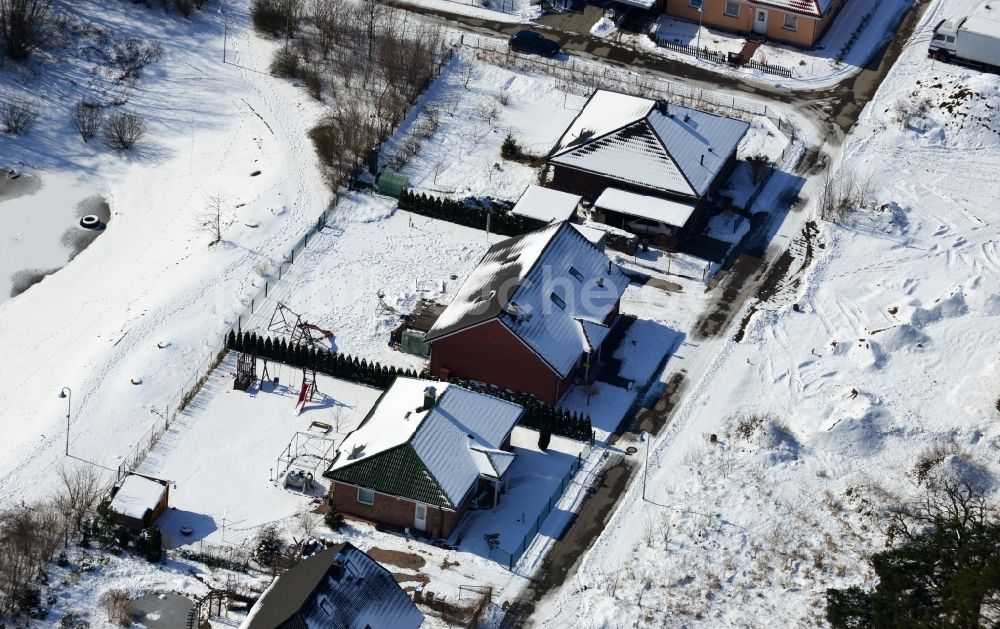 Luftaufnahme Werneuchen - Winterlich mit Schnee bedecktes Einfamilienhaus - Wohngebiet am Rosenring / Klawitterstraße in Werneuchen im Bundesland Brandenburg