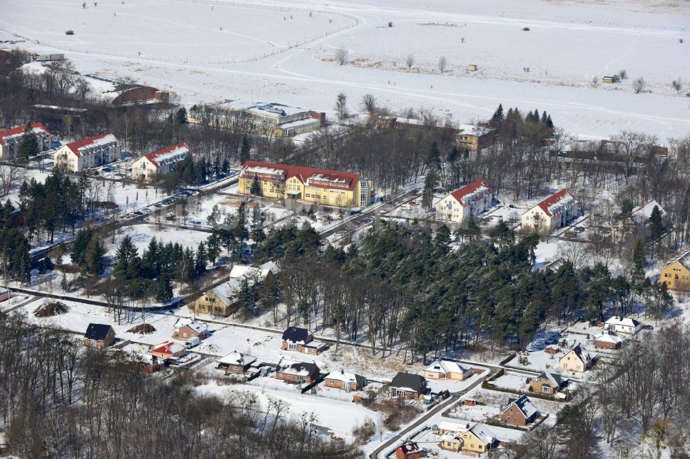 Luftbild Werneuchen - Winterlich mit Schnee bedecktes Einfamilienhaus - Wohngebiet am Rosenring / Klawitterstraße in Werneuchen im Bundesland Brandenburg