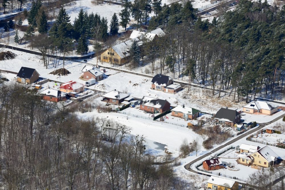 Luftaufnahme Werneuchen - Winterlich mit Schnee bedecktes Einfamilienhaus - Wohngebiet am Rosenring / Klawitterstraße in Werneuchen im Bundesland Brandenburg