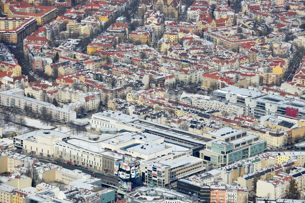 Luftbild Berlin - Winterlich mit Schnee bedecktes Einkaufszentrum Boulevard Berlin