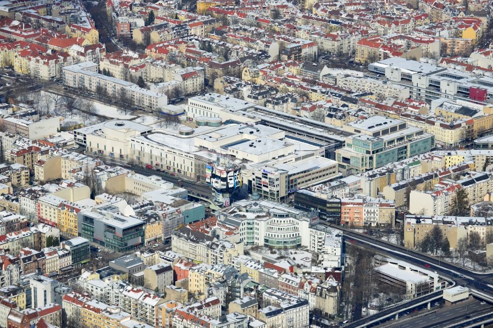 Luftaufnahme Berlin - Winterlich mit Schnee bedecktes Einkaufszentrum Boulevard Berlin