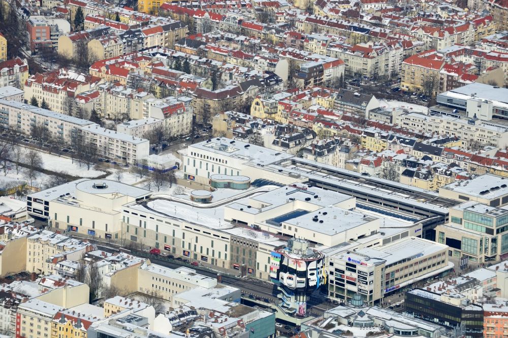 Berlin von oben - Winterlich mit Schnee bedecktes Einkaufszentrum Boulevard Berlin