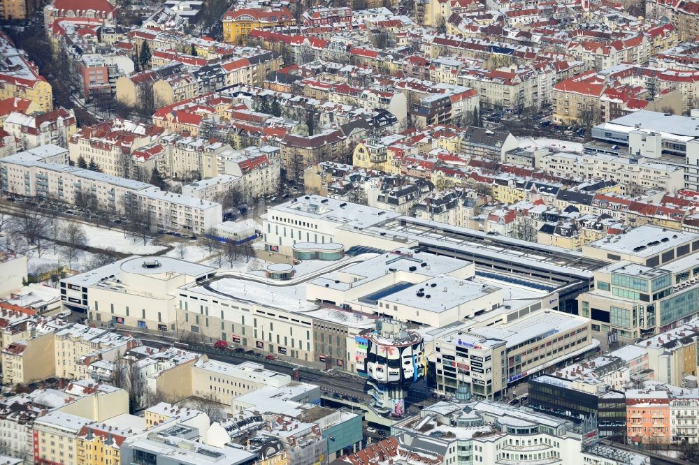 Berlin aus der Vogelperspektive: Winterlich mit Schnee bedecktes Einkaufszentrum Boulevard Berlin